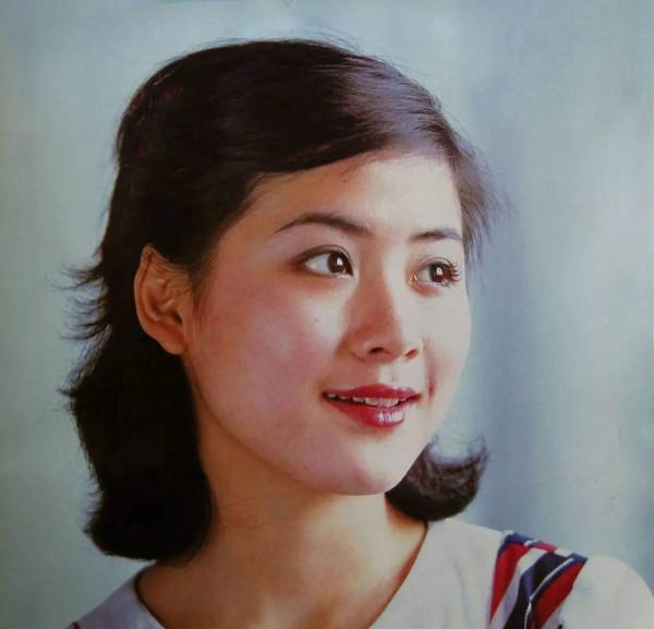 反串“賈寶玉”走紅，當紅時患病臉部變形，夏菁如今過得如何？