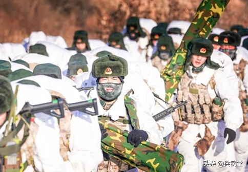 國內冬季單兵裝備亮相？新防寒服反穿就是雪地偽裝，還有經典軍帽