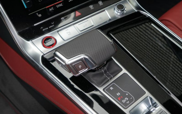 西裝暴徒的效能車,奧迪S7搭載2.9T V6引擎,動力十足 西裝暴徒的效能車,奧迪S7搭載2.9T V6引擎,動力十足