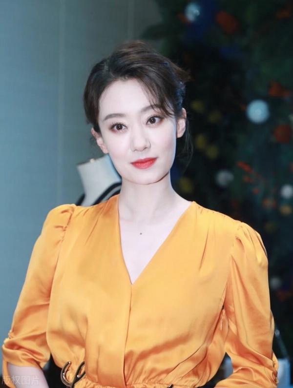 張小斐橘黃色緞面V領泡泡袖連衣裙+Lanvin金屬腰帶精緻女人味十足