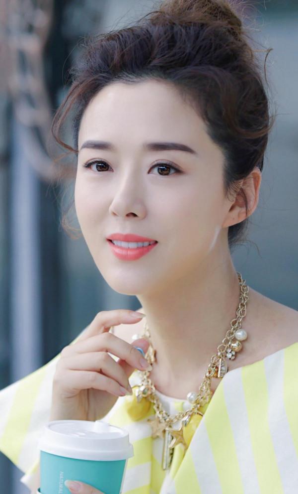 顏丹晨，優雅端莊，風韻絕倫