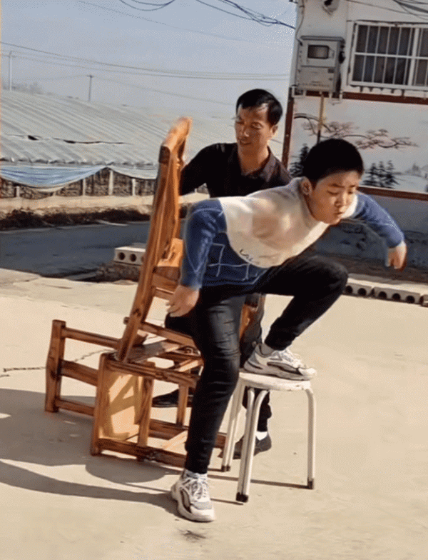 山東40歲大叔，靠平衡術走紅，上過央視，打了多少人說是膠水的臉