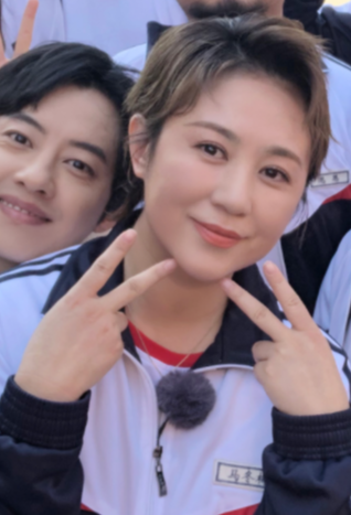 《夏洛特煩惱》時隔6年重聚,馬麗穿校服不違和,沈騰p到沒褶子 《夏洛特煩惱》時隔6年重聚,馬麗穿校服不違和,沈騰p到沒褶子