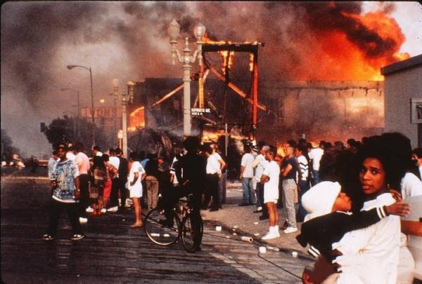 1992年美國洛杉磯黑人搶劫韓裔社群，韓裔持槍反擊，黑人死傷慘重