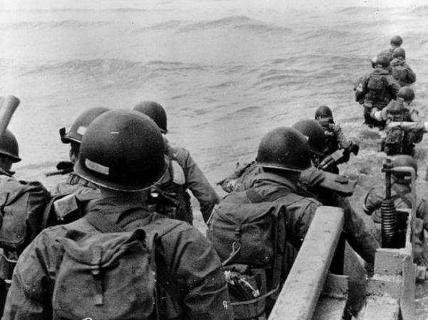 二戰裝死影帝，跳傘失誤掛教堂上裝死保住一命，不想一掛就是75年