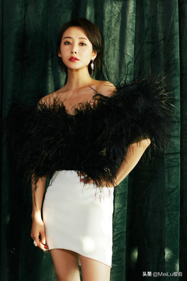 李純氣場不俗，成熟優雅的氣質感，盡顯嫵媚動人