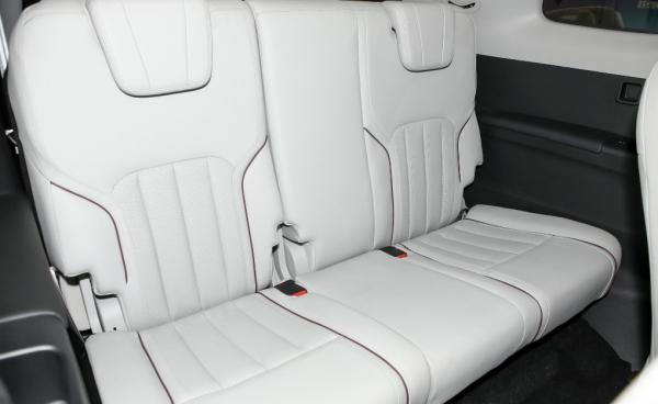 福特領裕採用三排式座椅佈局,定位在中大型領域,搭載雙聯屏 福特領裕採用三排式座椅佈局,定位在中大型領域,搭載雙聯屏