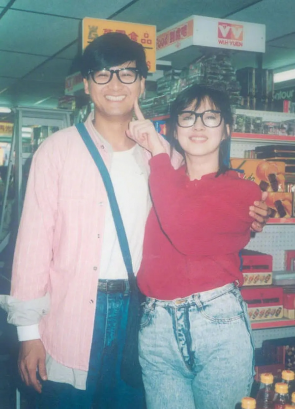 30年前在片場的王祖賢(多圖),躺在懷裡的那張可太美了 30年前在片場的王祖賢(多圖),躺在懷裡的那張可太美了