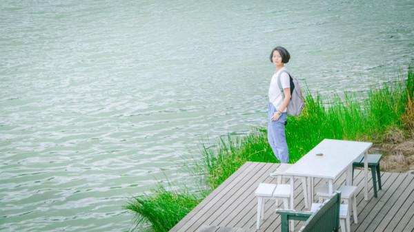 印尼有個湖泊會冒煙，時不時飄來臭雞蛋味，旁邊居然建起了咖啡廳