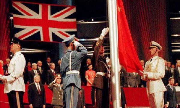 1997年香港迴歸，英國降下國旗後，為何會間隔5秒才升起五星紅旗
