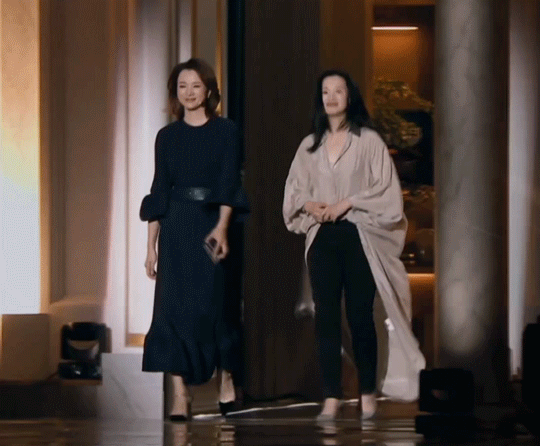 董卿和詠梅罕見同框，隔著螢幕也能感受溫柔，歲月從不敗美人