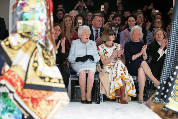 93歲女王冬天也光腿，比小21歲的卡米拉優雅，現今卻不得不用柺杖