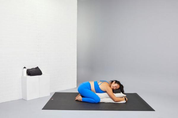 學習瑜伽導師後你家嘗試的恢復性瑜伽姿勢
