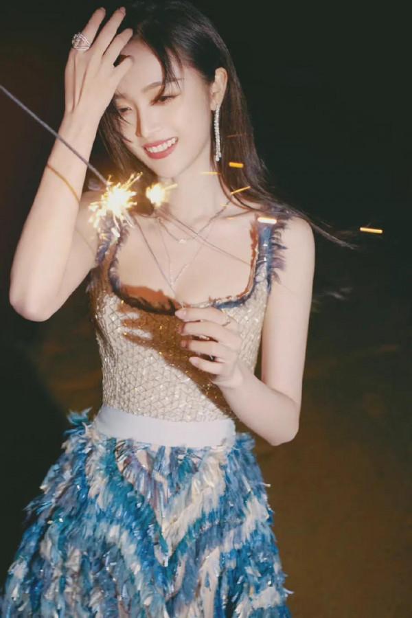 吳宣儀金雞獎贏麻了！仙女拿著仙女棒