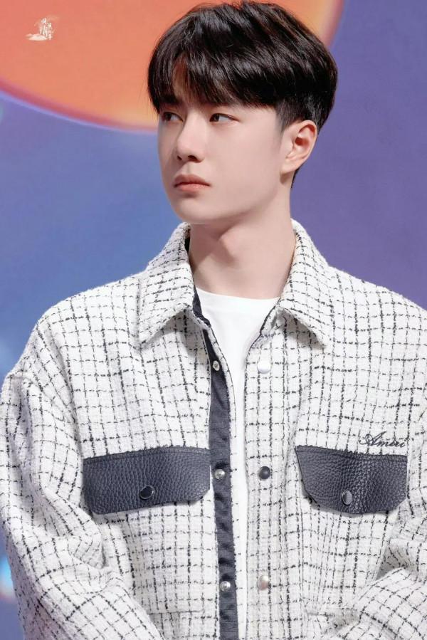 組圖：王一博見面會齊劉海造型乖巧 主持人現場安利《風起洛陽》