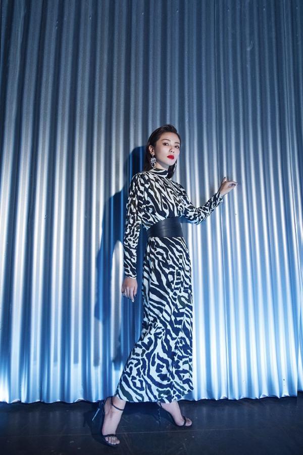 劉濤真給70後長臉！虎紋裙配大紅唇驚豔動人，把哥哥的風頭都搶了