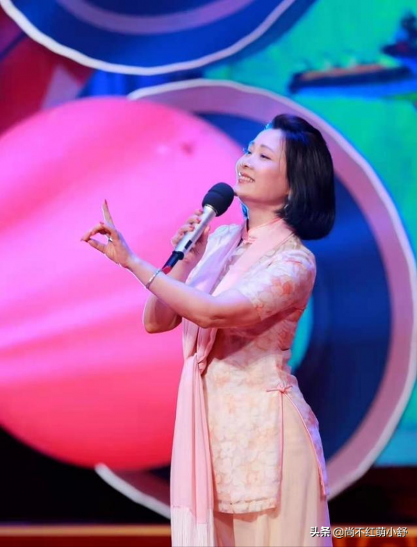 何賽飛的髮型讓我明白了：中年女人放棄黑長直選這些髮型更洋氣