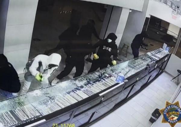 美國人瘋狂零元購！貨運火車被洗劫，遍地散落空紙箱，警察管不住