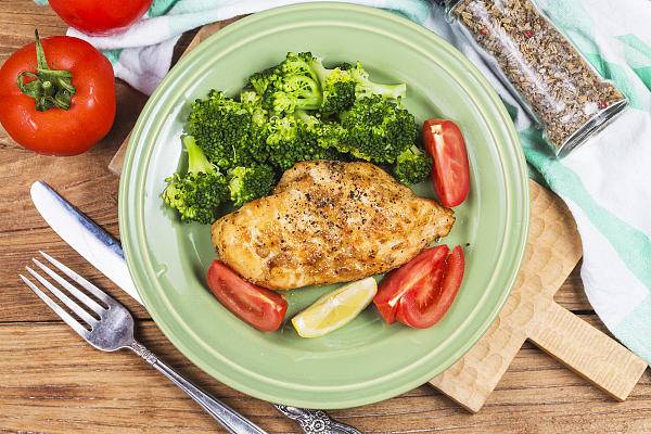 一個月吃掉160袋雞胸肉傷了腎，雞肉、蛋白粉，健身達人們還能吃嗎？