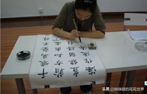 田英章最美女弟子夏梁書法不俗，筆墨端莊淡雅，卻被網友批覆印機