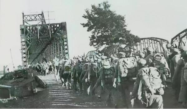 1951年彭德懷不顧警衛勸阻,強闖毛主席臥室:“我有急事彙報!” 1951年彭德懷不顧警衛勸阻,強闖毛主席臥室:“我有急事彙報!”