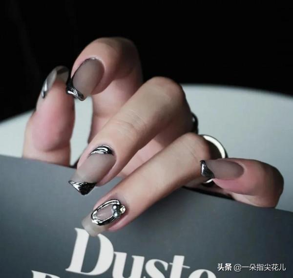 短指甲的妹子看過來！極簡INS風格美甲，做到手上很高階