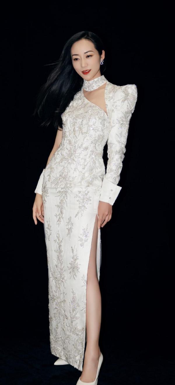 袖套呈現出的手臂線條太優越!韓雪的穿搭很婉約!黑上衣搭牛仔褲 袖套呈現出的手臂線條太優越!韓雪的穿搭很婉約!黑上衣搭牛仔褲