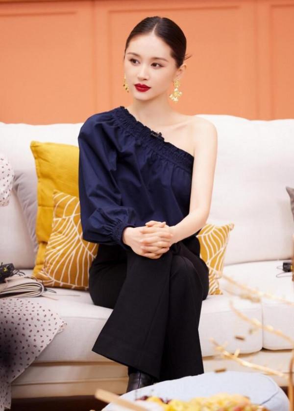 王子文戀愛後也好敢穿,斜肩上衣秀迷人美肩,烈焰紅唇凹出大氣場 王子文戀愛後也好敢穿,斜肩上衣秀迷人美肩,烈焰紅唇凹出大氣場