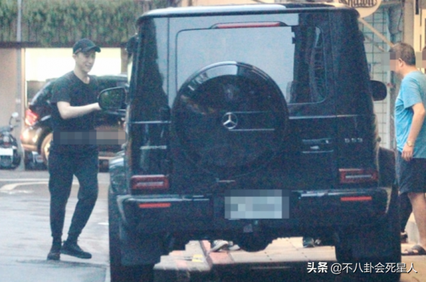 同爸不同命的星二代，成龍兒子開百萬豪車，女兒住百元賓館