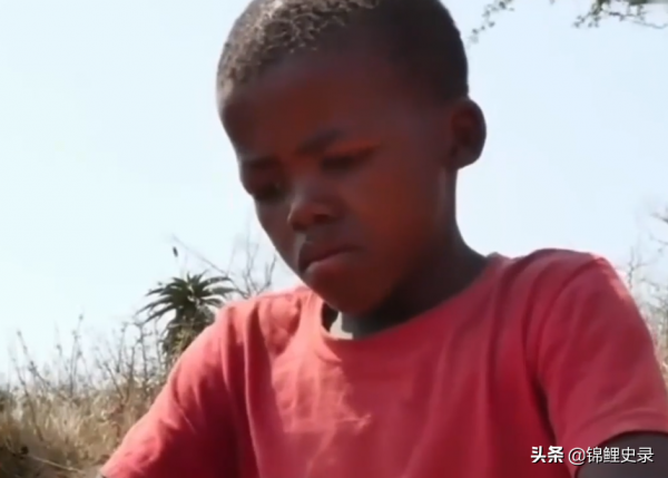 真實故事:非洲14歲窮苦男孩,8年前被父母拋棄,做苦工撫養2個弟弟