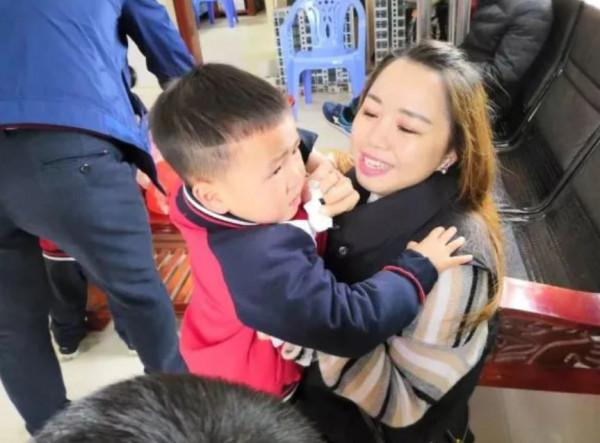 因母親過度溺愛，35歲女兒假裝癱瘓20年，最後竟“弄假成真”