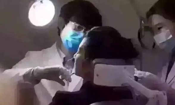 黃奕這是整殘了嗎？歪嘴臉僵硬變形還香腸嘴，太雷人了