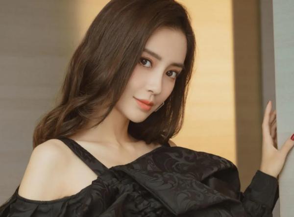 娛樂圈小花之爭，85還在演偶像劇，90未成氣候，95顏值花美貌驚人