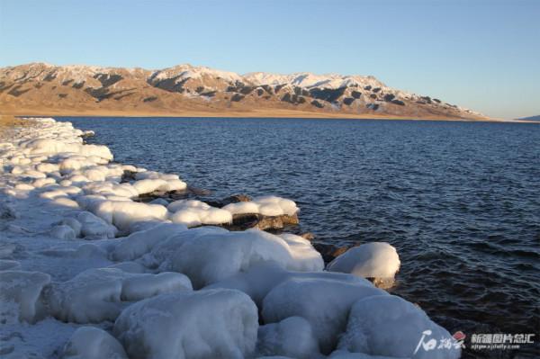 賽里木湖出現脂玉鑲邊景觀