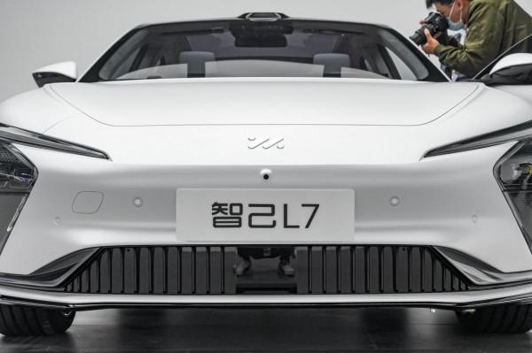 智己L7：中大型車，高1482毫米，造型低趴