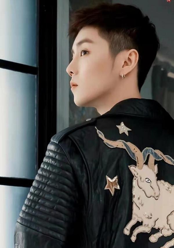 鹿晗剪寸頭扮硬漢，穿皮衣踩5cm高跟靴，看臉卻依然是秀氣小鮮肉