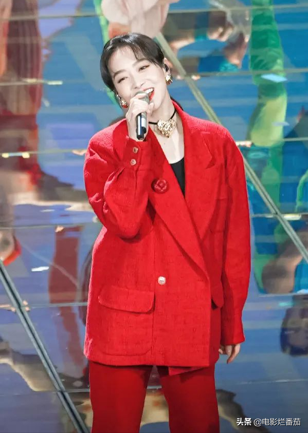 春晚時尚：馬凡舒驚豔登場，趙麗穎俏皮，鄧超被喊話代言海瀾之家