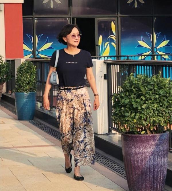 71歲黃梅瑩穿T恤碎花褲,看到了真實老人的打扮,比趙雅芝優雅 71歲黃梅瑩穿T恤碎花褲,看到了真實老人的打扮,比趙雅芝優雅