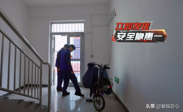 毫無常識!張淇用水撲滅燃氣罐,險些釀成大禍,幸虧張晉及時制止 毫無常識!張淇用水撲滅燃氣罐,險些釀成大禍,幸虧張晉及時制止