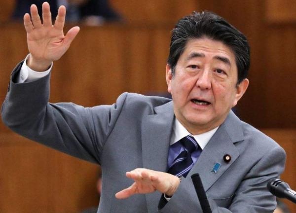 實戰氛圍濃厚！殲-15疑似掛彈飛越準航母，遼寧艦訓練嚇壞日本