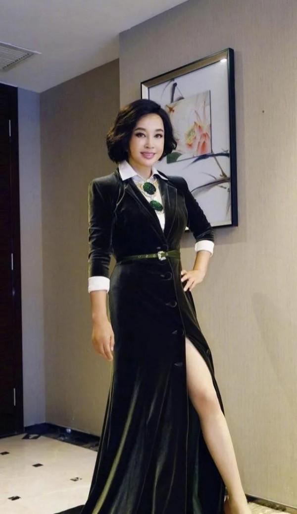 &OpenCurlyDoubleQuote;老妖精&rdquo;劉曉慶：高貴大氣迷人