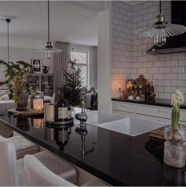 一對夫婦與兩個女兒生活的瑞典小屋，漂亮又溫馨，純樸趣味很親近