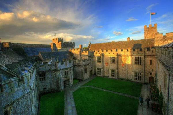 歐洲王室最美姐妹花：15歲萊昂諾爾是未來女王，最寵小2歲的妹妹