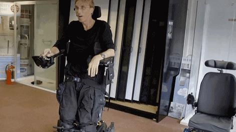 用眼球走路、靠AI說話，英國科學家機械飛昇對抗漸凍症