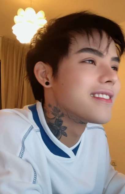 殷世航與小豬上演“兄弟情深”，卻被內增高搶鏡，這是踩著高蹺？