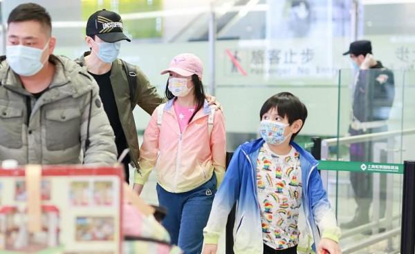 吳尊偶像包袱太重，一家亮相他打扮精緻凹造型，嬌妻卻獨自拎大包