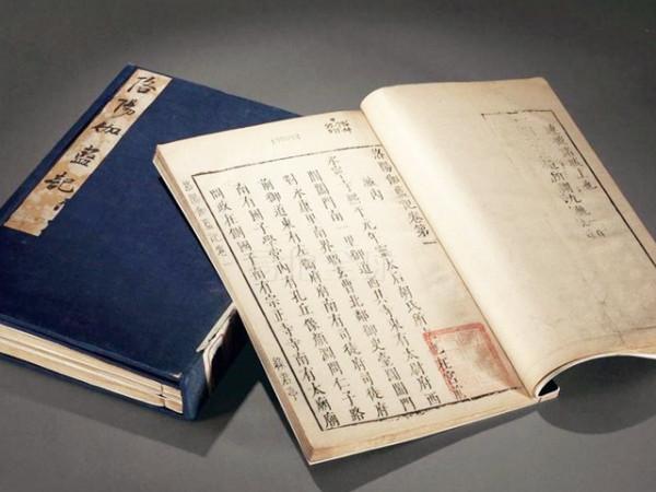 國王看不起胡人進貢的動物，讓人拿去喂虎，誰知老虎卻趴著不敢動