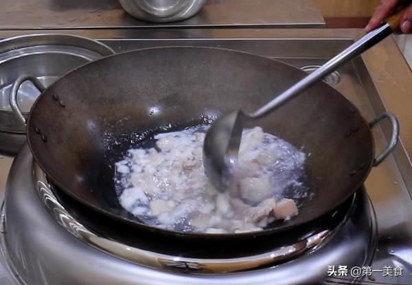 吃不夠的豬肉白菜燉粉條,試試廚師長這個做法,肉片鮮嫩入味 吃不夠的豬肉白菜燉粉條,試試廚師長這個做法,肉片鮮嫩入味