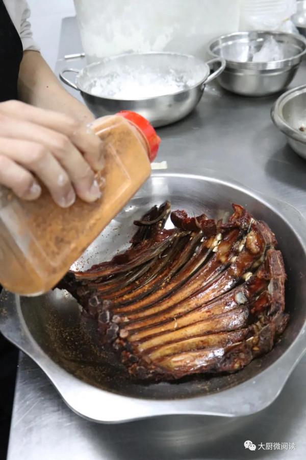 手撕羊排、蔥香烤肘子、鮑魚黃金雞&hellip;酒店年宴壓桌菜，實用又大氣