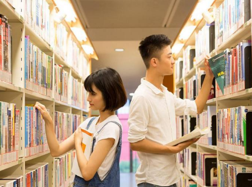 雲南某高校操場，大學生情侶看臺上“親密運動”，引百名學生圍觀